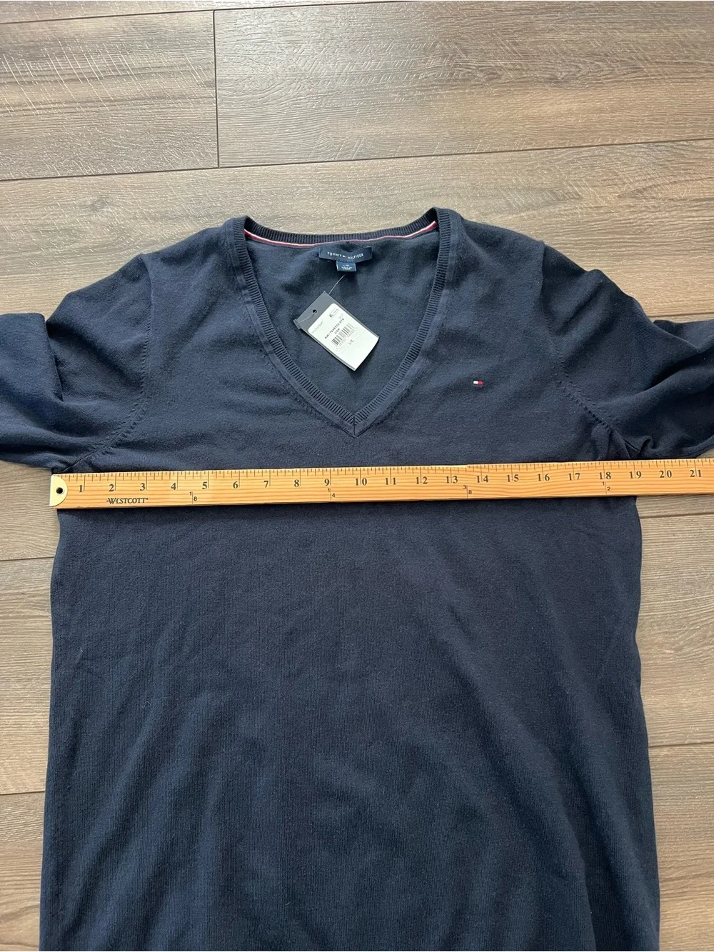 NWT Tommy Hilfiger Women’s V-neck Sweater Large